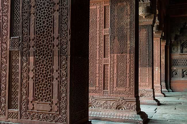 Intricate pattern on walls in Agra Fort.