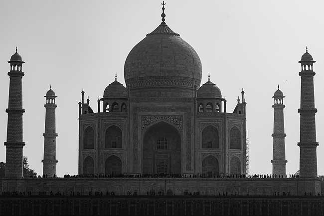 Black and white photo of Taj Mahal.