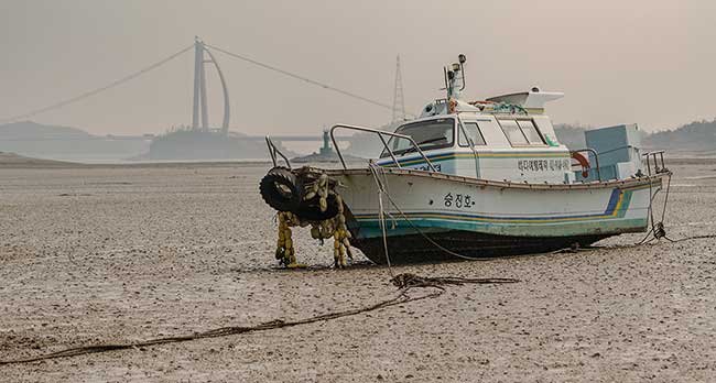 Boat at low-tide at Seonyudo.